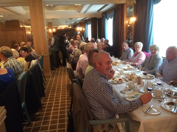 PMA Members enjoying lunch before visiting Buckingham Palace